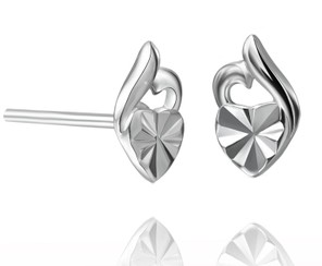 Fashionable silver earring